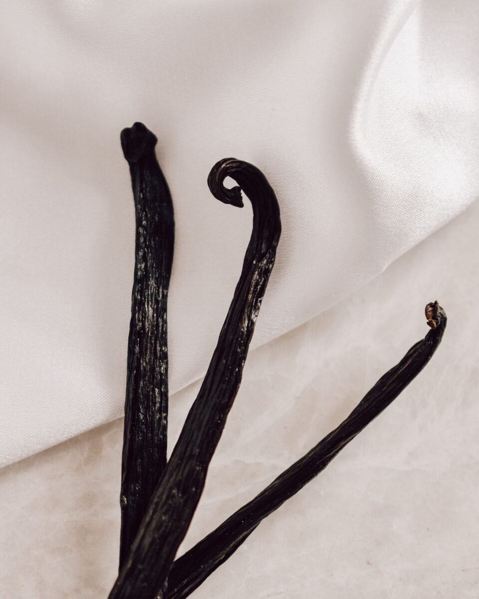 pexels_extra_22_vanilla-beans-white-fabric